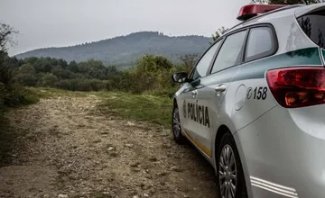 Zamaskovaní muži surovo zbili muža pred dielňou v Podlužanoch. Po útoku sa im podarilo ujsť, no nie nadlho