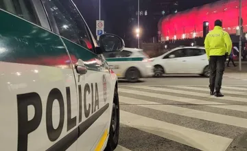 Vodič, ktorý takmer zrazil chodkyňu pri Dolnej Breznici a z miesta nehody ušiel, prišiel o vodičský preukaz