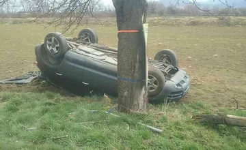 Neďaleko Ilavy sa auto po náraze do stromu prevrátilo na strechu. Na mieste pomáhali dubnickí hasiči