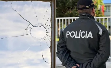 Mužovi sa vyhrážal zabitím, potom mu kameňom rozbil okno na byte. 40-ročný muž z Partizánskeho čelí obvineniu