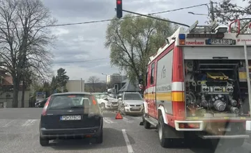 V Prievidzi sa zrazili dve autá, premávka sa v úseku spomaľuje