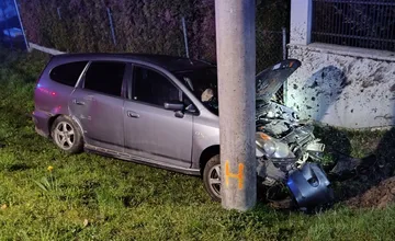 FOTO: Vodič s autom čelne napálil do betónového stĺpu v obci Kľačno, šoféra museli ošetriť dobrovoľní záchranári