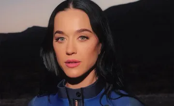 Katy Perry po prílete z vesmíru pobozkala zem, v rakete spievala známu pieseň. Aké boli jej prvé slová po pristátí?