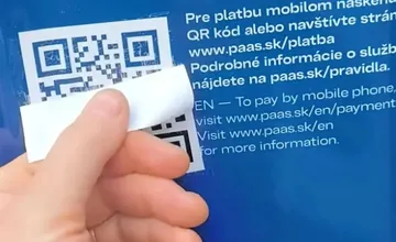 VIDEO: Podvodníci lepia na parkomaty PAAS falošné QR kódy, niektorým tak vzali z účtu 200 eur