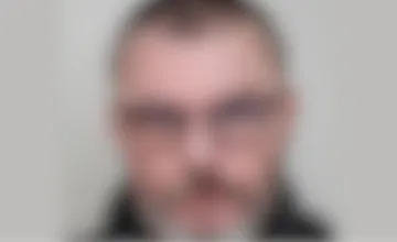 Polícia pátra po nezvestnom 43-ročnom Karolovi z Trenčína. Nosí okuliare a má fľaky na rukách, viete o ňom niečo?