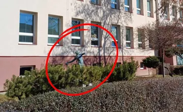 Z areálu strednej školy v Prievidzi zmizla vzácna socha Oštepára, prípad rieši polícia. Videli ste niečo podozrivé?
