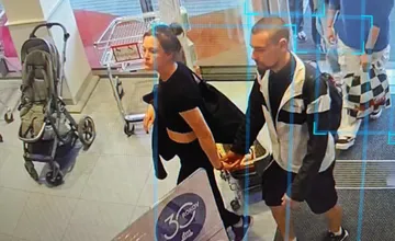 FOTO: Nepoznáte tento párik? Polícia z Trenčína by sa s nimi potrebovala porozprávať 