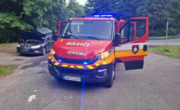 FOTO: Hasiči z Nitrianskeho Pravna zasahovali pri požiari vozidla, oheň sa podarilo lokalizovať včas