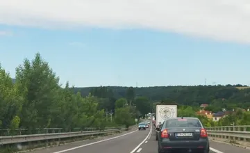 FOTO: V Novákoch pracujú cestári, ak môžete úseku sa radšej úplne vyhnite, tvorí sa tam kolóna 