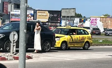 V Prievidzi na Nedožerskej ceste sa zrazil taxík s osobným autom, blokujú jeden pruh (FOTO)