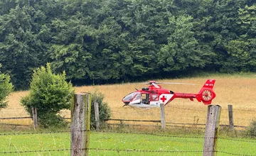 Pri Považskej Bystrici spadol muž zo 6 metrov vysokej strechy, je v ohrození života