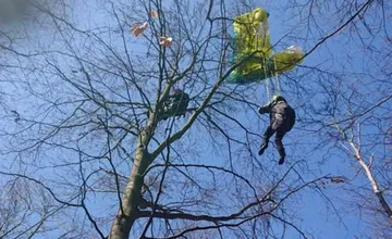 FOTO: V korunách stromov pri Trenčíne uviazol paraglajdista, zvesiť ho museli hasiči