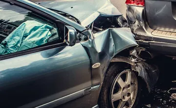 Opitý mladý vodič pri cúvaní zrámoval auto na parkovisku v Považskej Bystrici, nafúkal viac ako dve promile