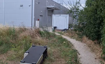 FOTO: Obyvatelia Nového Mesta nad Váhom upozorňujú na rozbitý nábytok a špinu za PLANEOM, obchod reaguje
