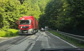 Vodiči, pozor na Fačkovskom sedle stoja dva kamióny a autobus v zákrutách, nehoda sa stala pred Jerichovom, zdržíte sa