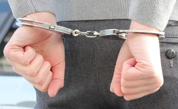 Drogový škandál v STVR: Policajti prezlečení za údržbárov tam v strope našli ukryté drogy aj veľký balík peňazí