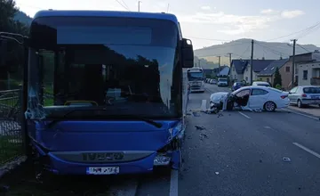 FOTO: Desivá nehoda v obci Prečín. Autobus sa zrazil s osobným autom, na mieste bolo 11 osôb
