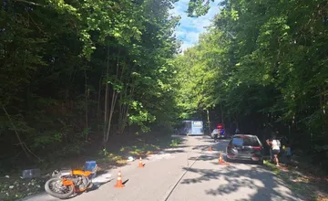 Vážna nehoda v Zliechove si vyžiadala zranenia dvoch osôb, motocyklista pri odbočovaní narazil do autobusu