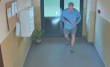FOTO: Polícia z Ilavy žiada verejnosť o pomoc pri stotožnení muža z fotografií, nepoznáte ho náhodou?