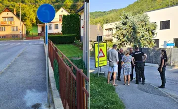 FOTO: Neznámy páchateľ poškodil nové dopravné značenie na ulici J. Kráľa v Púchove, mesto podalo trestné oznámenie