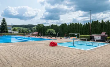 Hygienici opäť kontrolovali vodu v bazénoch, na niektorých kúpaliskách v Trenčianskom kraji zistili nedostatky