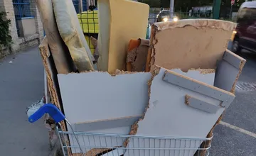 FOTO: Novomešťania nazývajú Piešťanskú ulicu najšpinavšou v meste, nájdete tam nábytok aj plný nákupný vozík 