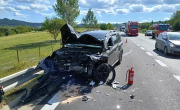 FOTO: Pri dopravnej nehode na diaľnici D1 pri Beluši sa zranili dve osoby, vozidlá ostali kompletne zdemolované