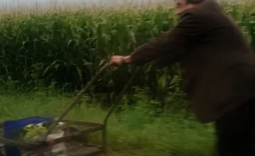 Pozor, pribudla nehoda pred Prievidzou v smere od Handlovej a pri Čereňanoch sa pohybuje po ceste muž s vozíkom