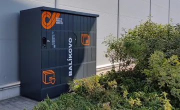 Novomestský balíkobox stojí bez prístupovej cesty a predierať sa k nemu musíte cez vysokú trávu, krútia hlavami domáci