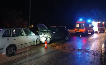 FOTO: Pri dopravnej nehode dvoch áut pri obci Dolné Sŕnie sa zranili dve osoby, previezli ich do nemocnice