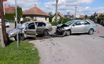 FOTO: V Klátovej Novej Vsi sa zrazili dve osobné autá, jeden človek skončil v nemocnici