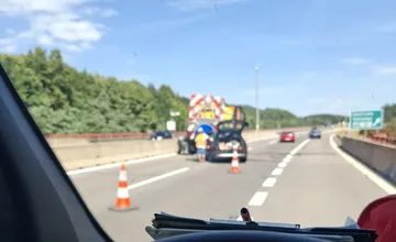 Vodiči pozor, pred odpočívadlom Sverepec narazilo auto do cestárov, pri Hornej strede sa zrazili tri autá, zdržíte sa