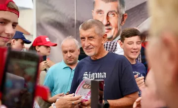 VIDEO: Andreja Babiša napadli na predvolebnom mítingu. Senior ho udrel do hlavy barlou, musel ísť do nemocnice