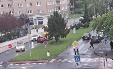 Vodiči, pozor v Prievidzi sa stala dopravná nehoda na Štefánikovej ulici, auto vyletelo z cesty do protismeru
