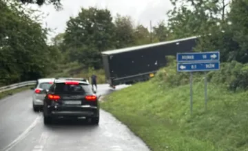 Vodiči, pozor na ceste medzi Dlžínom a Bojnicami je vzpriečený kamión v zákrute, treba prechádzať mimoriadne opatrne