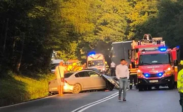 AKTUALIZOVANÉ: Za Prievidzou došlo k vážnej nehode dvoch áut s kamiónom, cesta na Handlovú je prejazdná v jednom pruhu