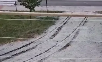 VIDEO: Neznámy vodič driftoval v noci ulicami Trenčína, zobudil obyvateľov a nechal po sebe škody, tí ho teraz hľadajú