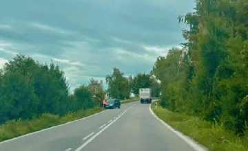 Vodiči pozor, na ceste I/9 pri Bánovciach nad Bebravou smerom na Nováky blokuje jazdný pruh odstavené auto