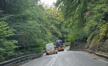 FOTO: Vodiči, dávajte si pozor smerom od Prievidze na Kľak stojí v ceste cisterna, úsek je už prejazdný