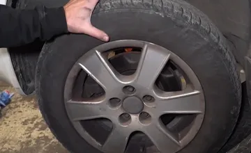 Trenčania, buďte obozretní, vandali v meste uvoľňujú skrutky na kolesách áut, môžu vás tým nečakane ohroziť