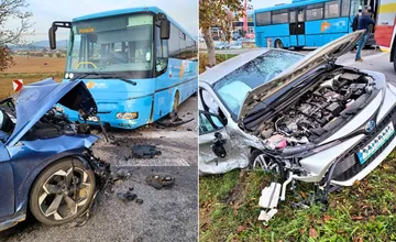 FOTO: V Bánovciach nad Bebravou sa zrazili dve osobné autá s autobusom, jedno z vozidiel skončilo v priekope