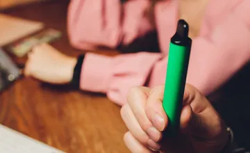 Pre deti neexistuje žiadna bezpečná forma fajčenia. Ani e-cigarety nie sú bez rizika