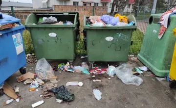 Obyvatelia Nového mesta nad Váhom majú problém s takzvanými kontajnerovými nájazdníkmi, neporiadok trápi viacero lokalít