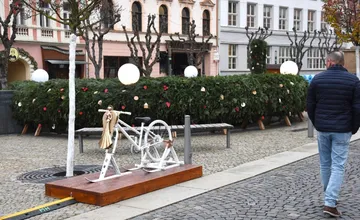 FOTO: Príďte rozsvietiť stromček pedálovaním. Predvianočný Trenčín láka interaktívnymi atrakciami pre malých aj veľých