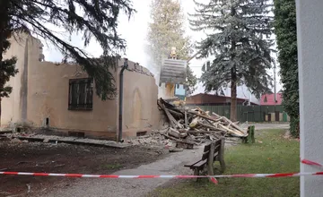 FOTO: V areáli dubnického gymnázia zrovnali nefunkčný domček so zemou. Na jeho mieste vznikne funkčný a zelený priestor