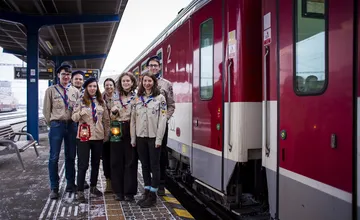 FOTO: Betlehemské svetlo je na Slovensku, v poslednú adventnú sobotu sa vlakmi dostane do stoviek miest a obcí