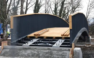 FOTO: Nová lávka v Trenčíne sprístupní mestský prírodný park a prepojí ho s cyklomagistrálou