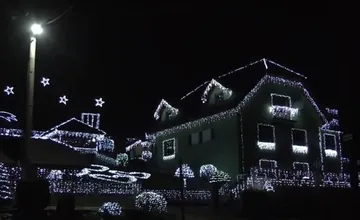 FOTO: Marián premenil dom pri Púchove na unikátnu vianočnú atrakciu, tisíce svetiel lákajú návštevníkov z celého kraja