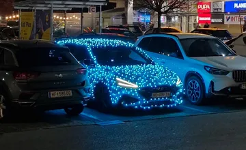 FOTO: Trenčania sa tešia z netradičnej atrakcie na ich cestách, nejedného už pri stretnutí autíčko potešilo