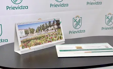 FOTO: Každoročný mestský kalendár pre Prievidžanov čelí kritike, miestny poslanec ho spochybňuje, mesto obhajuje